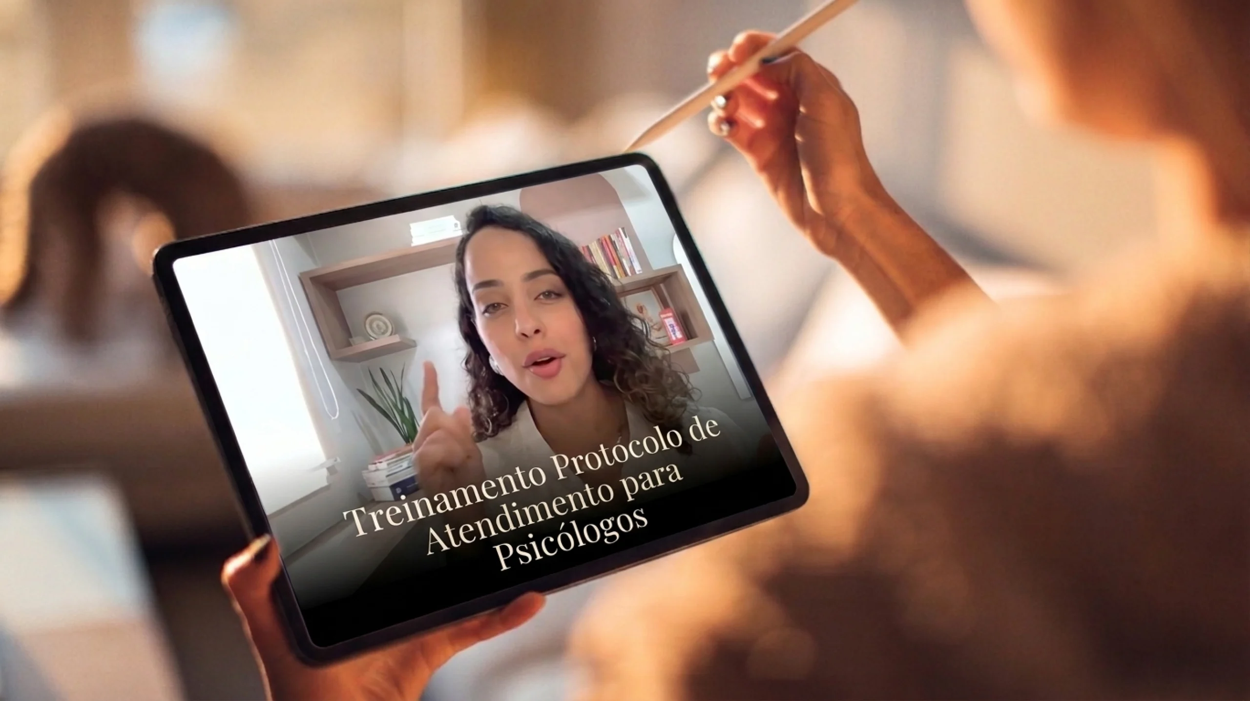 Psicóloga assistindo ao Treinamento Protocolo de Atendimento para Psicólogos em um tablet