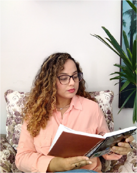 Poliane lendo em seu consultório